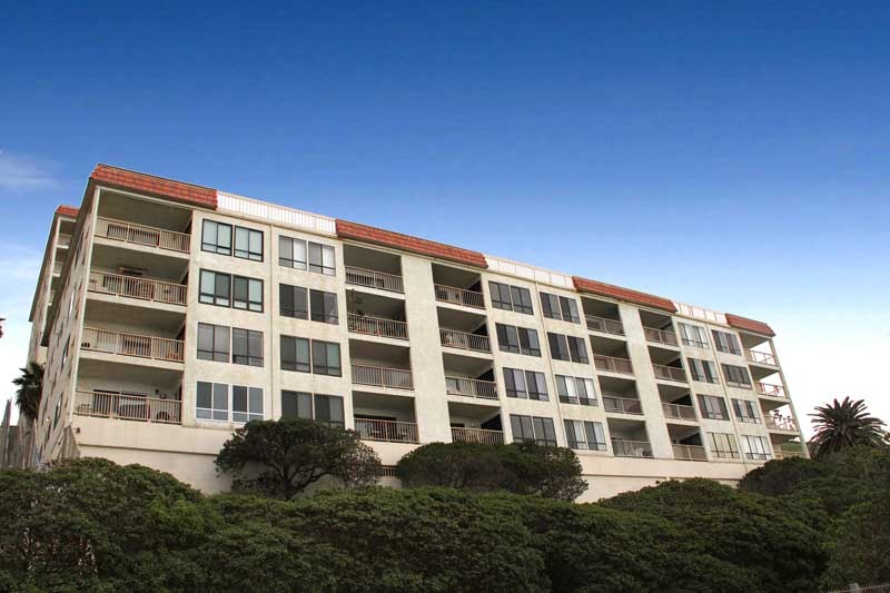 Reef Gate West is an ocean front condo complex that offer great views of the Dana Point coastline, San Clemente Pier and Blue Pacific Ocean.