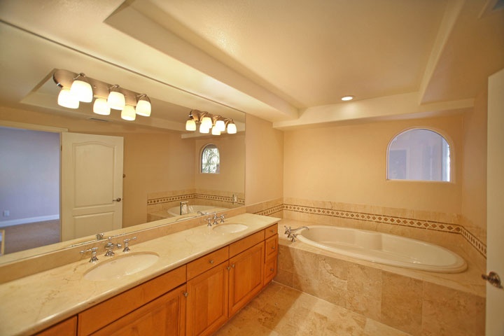 412 Arenoso #214 Master Bath in San Clemente, California