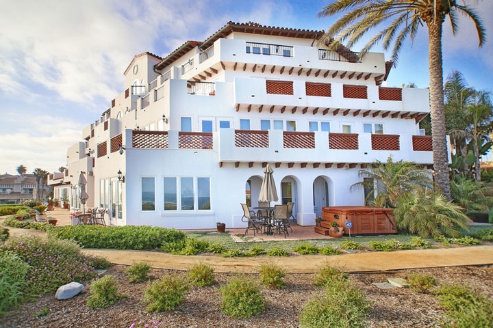 Image side view of the Vista Pacifica Villas building in San Clemente, California
